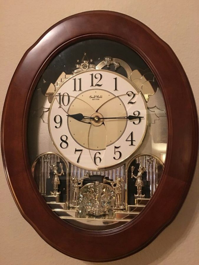 This is a clock. It doesnt have wifi so it must be manually turned back one hour.