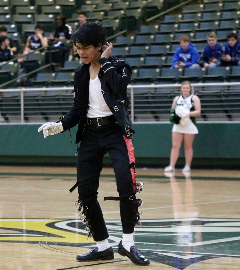 Junior Keane Wijeratne performs his Michael Jackson impersonation at the basketball game Jan. 30. Wijeratne won the 2017 talent show with King of Pop routine. 