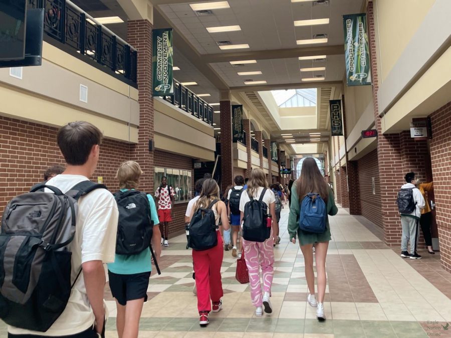 Students+walk+through+the+hallways+of+Prosper+High+School+on+the+first+day+of+school%2C+Aug.+10.+The+daily+school-wide+schedule+has+been+changed+from+last+years.+The+school+day+will+now+start+at+8%3A45+a.m.+and+end+at+4%3A10+p.m.+