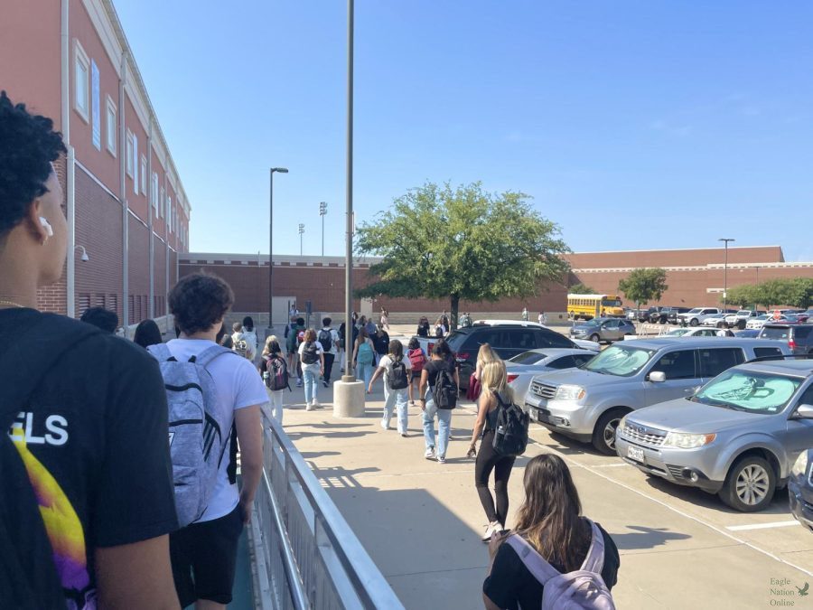 Students walk from the portables to the main building of Prosper High School. It is the third official week of the 2022-2023 school year. Passing period is still seven minutes long, although some portable teachers are letting students out a few minutes early.
