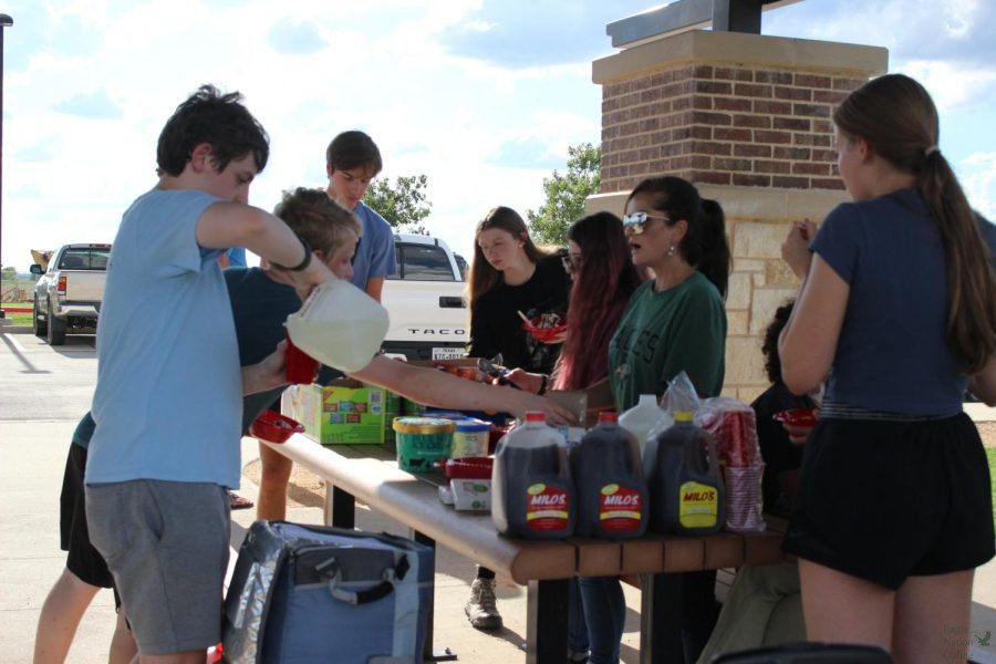 The PHS Orchestra members gather around the picnic table to pour themselves some drinks and get some ice cream. The purpose of the social was to meet new members in the orchestra. Their first concert of the 2022-2023 school year will be held Oct. 20 at the PHS Auditorium.
