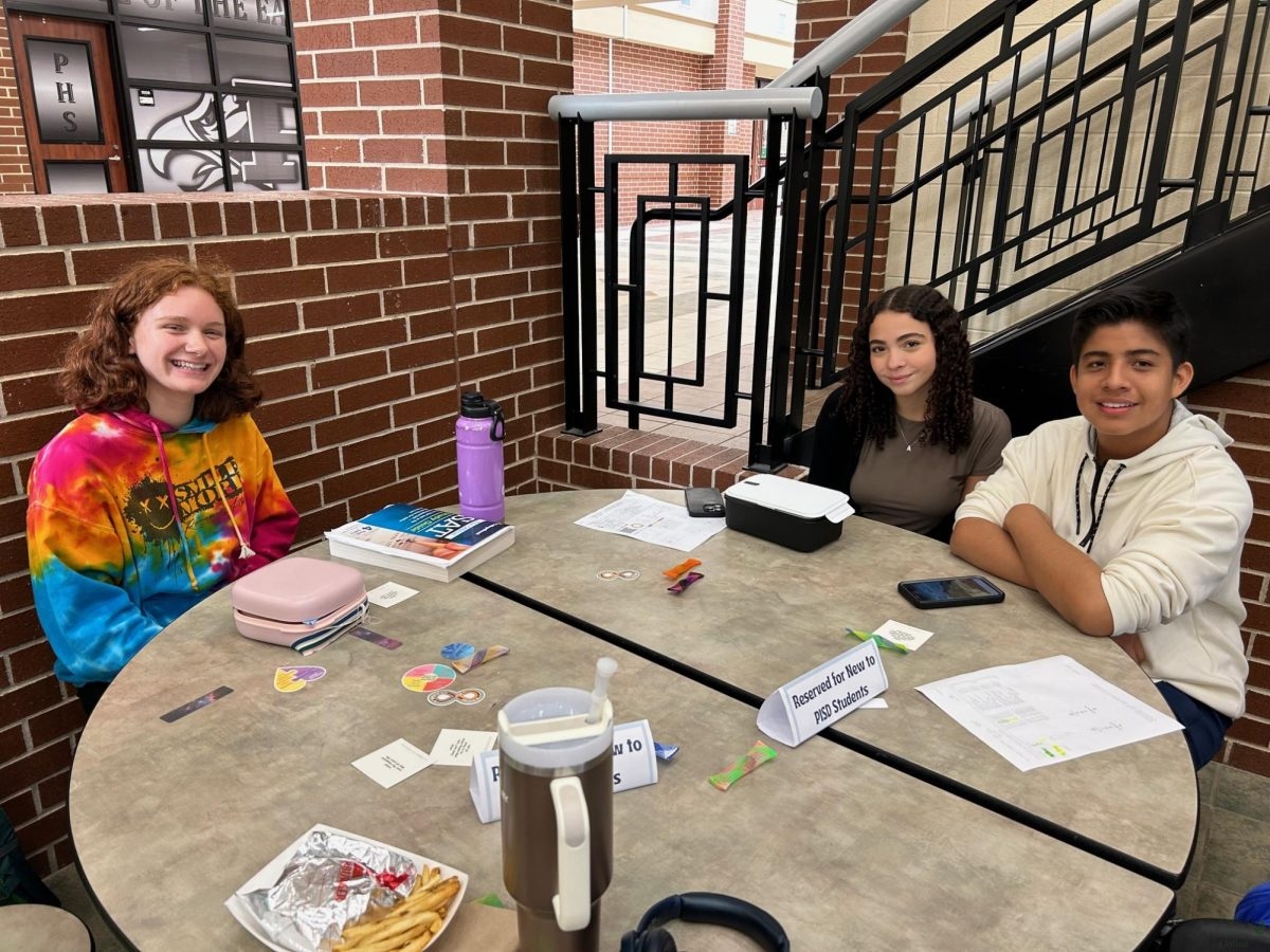 As senior Sarah Goddard sits at the new student table in the cafeteria, she related with new students that had just moved from Ecuador. “There were a couple of kids who only spoke Spanish,“ Goddard said. “I’m fluent in Spanish, so I sat with them for multiple days, it was really nice to connect with these students.” 